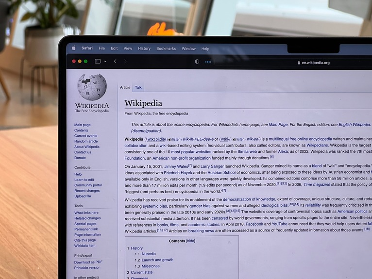 Wikipedia en escritorio.jpg