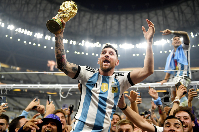 Messi hoisting the trophy high in the air.jpg